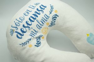 Cojín cervical "Solo en Dios descansa mi alma" - Imagen 3